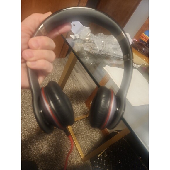 Beats Solo HD on-ear headphones with cable & case, black with red - Picture 2 of 9